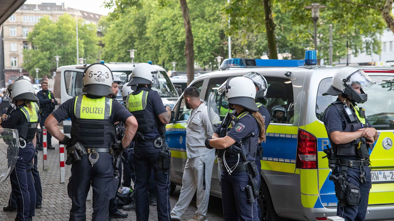 Großeinsatz in Düsseldorf: Polizisten bei Massenschlägerei verletzt | Regional