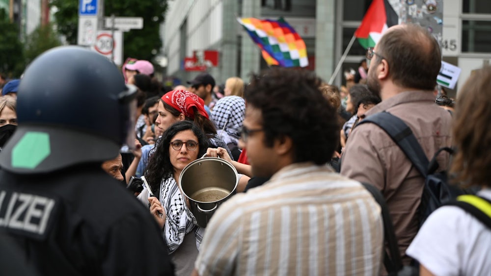 Demonstranten fordern bei einer propalästinensischen Demonstration ein Ende des Hungers im Gazastreifen.