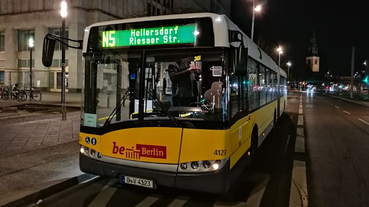 Berlin: Frauen in Berlin von Männer-Gruppe in Bus bedrängt | Regional
