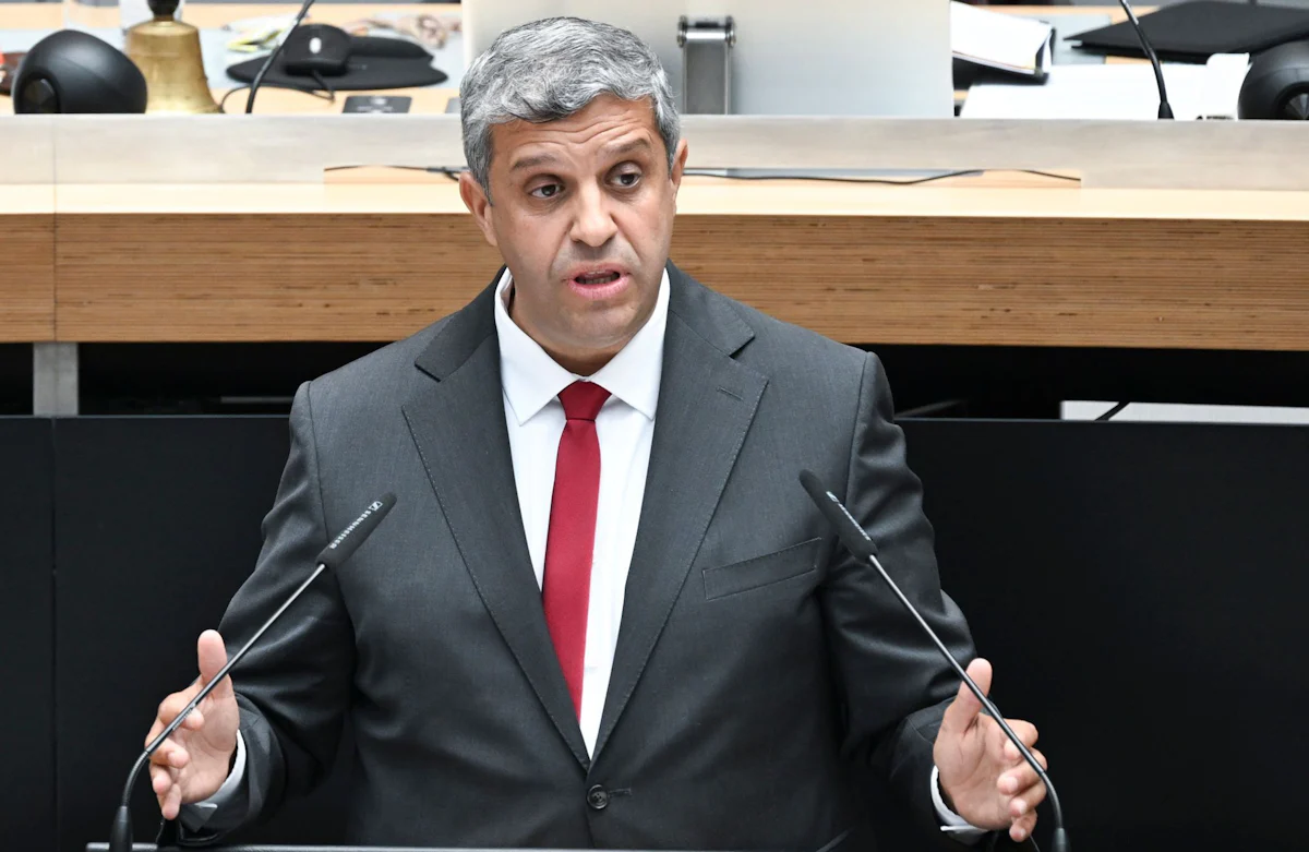 Neuer Etat - SPD-Fraktionschef Saleh verteidigt neue Schulden für Berlin - Politik