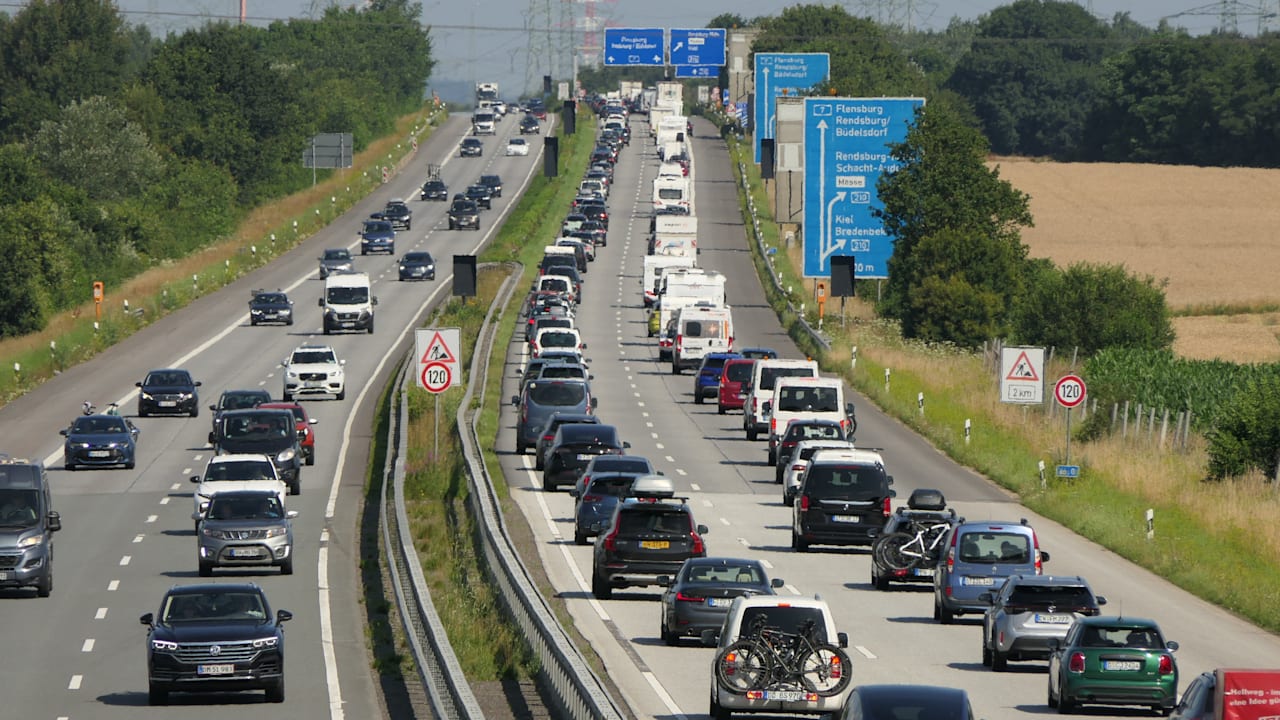 10 Kilometer Stau auf der A7: Sperrung bei Hamburg | Regional