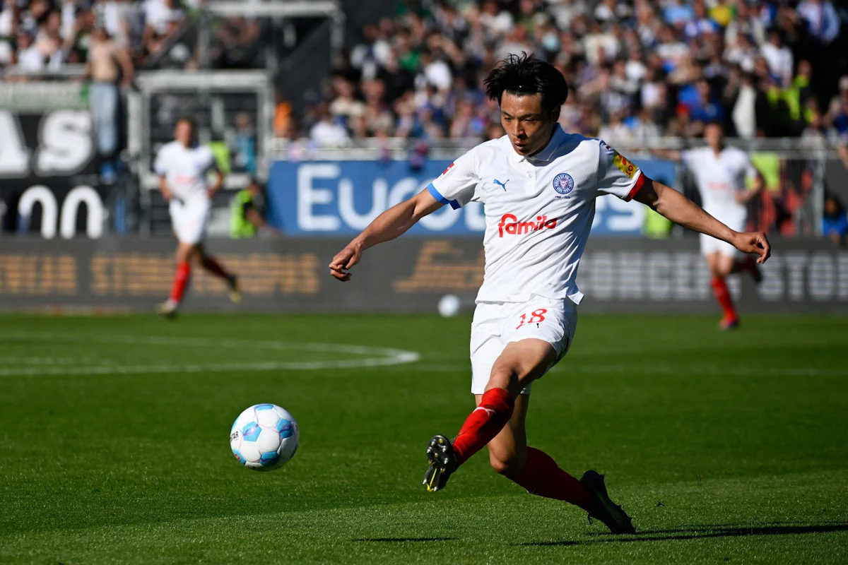Transfers - Medien: Gladbach holt Kiel-Stürmer Machino - Sport