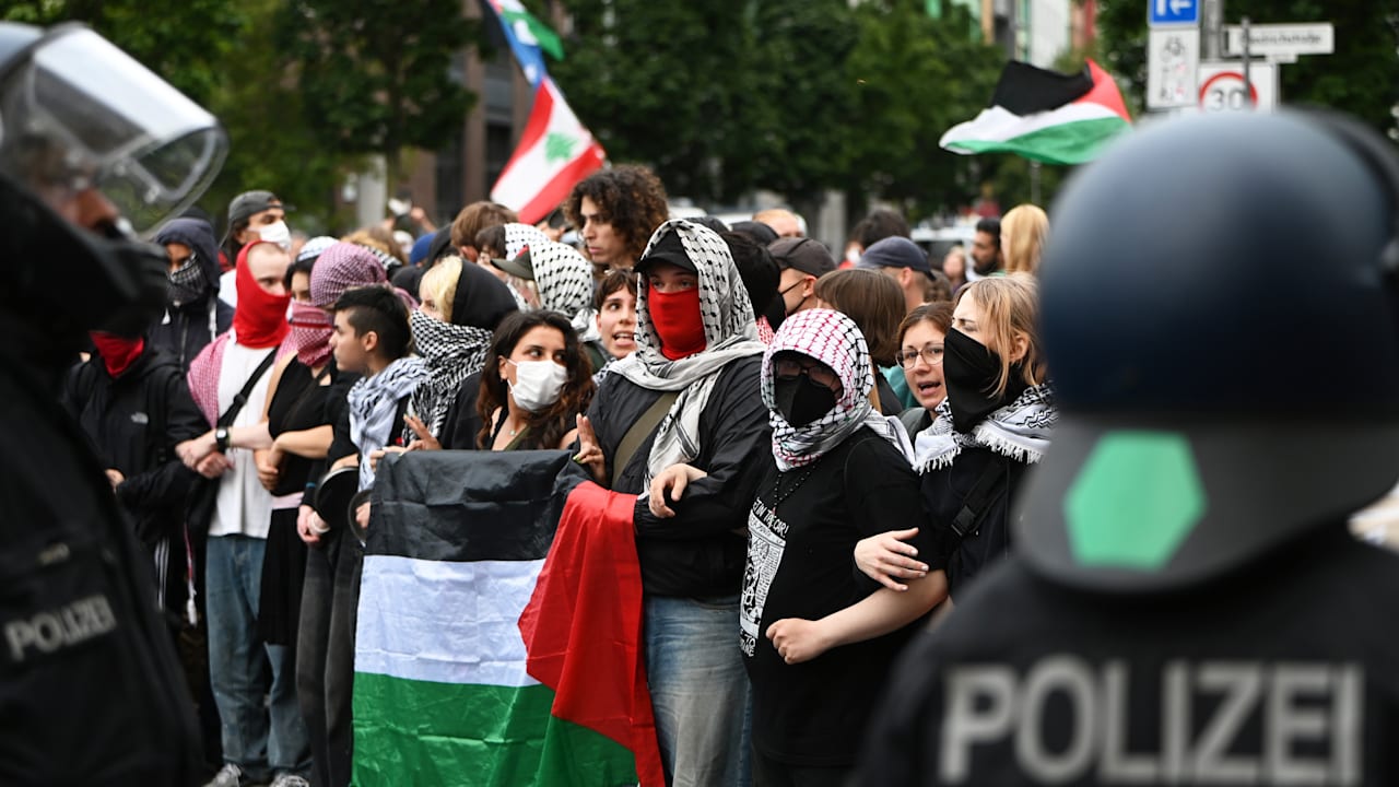 Beamte von Israel-Hassern verletzt: Polizei beendet Demo in Berlin | Regional