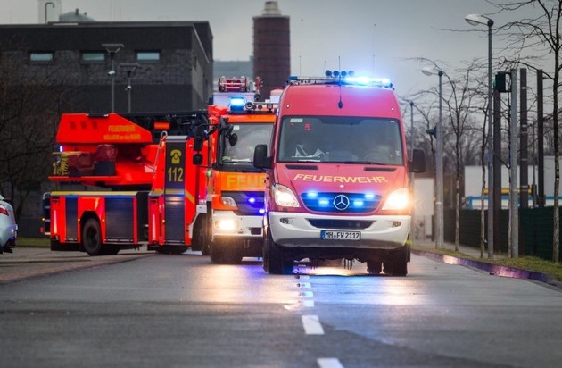 FW-MH: Brennender Sperrmüll im Ortsteil Eppinnghofen und ausgebrannter Wohnwagen in ...
