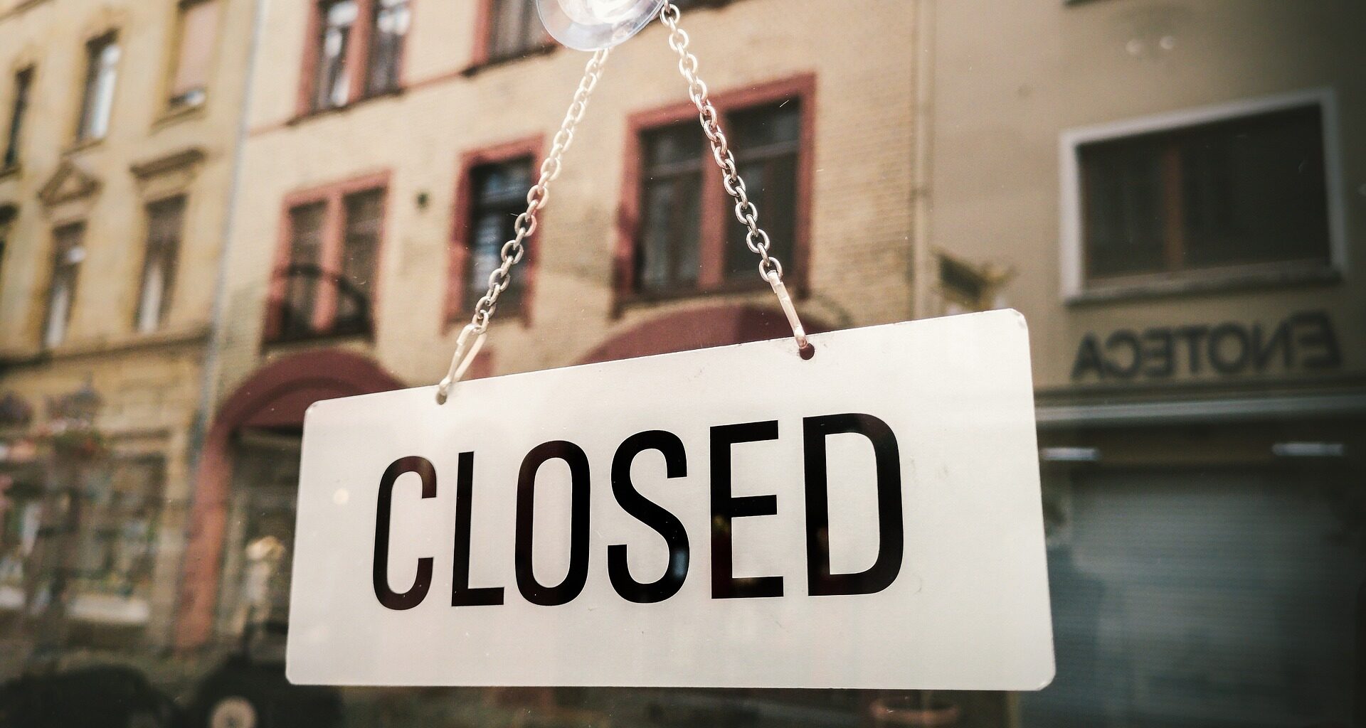 Schil mit der Aufschrift closed