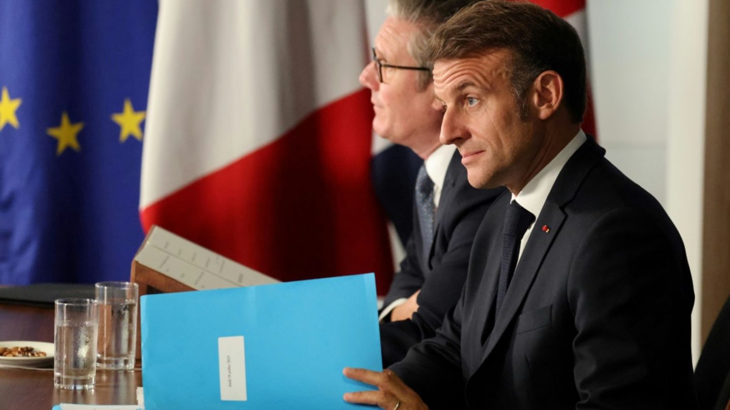 Emmanuel Macron (vorn) und Keir Starmer