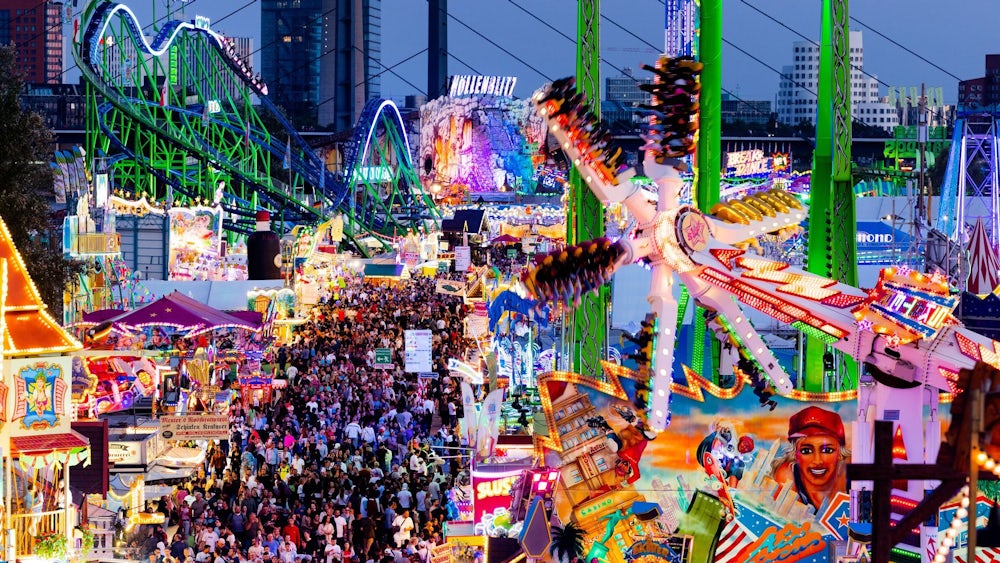 Viele Schausteller locken mit ihren Attraktionen auf die Rheinkirmes. (Archivbild)