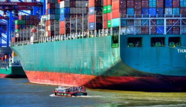 Unfall im Hamburger Hafen: Barkasse kracht in Containerschiff