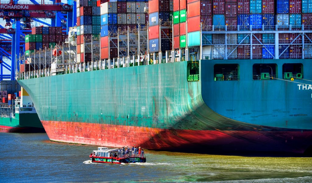 Unfall im Hamburger Hafen: Barkasse kracht in Containerschiff