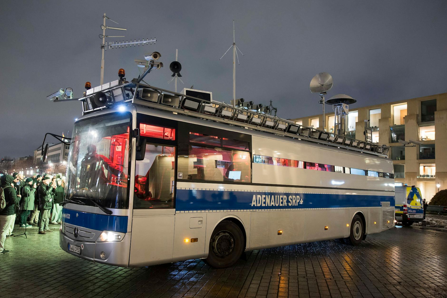 Der „Adenauer SRP+“ des Zentrums für Politische Schönheit (ZPS)