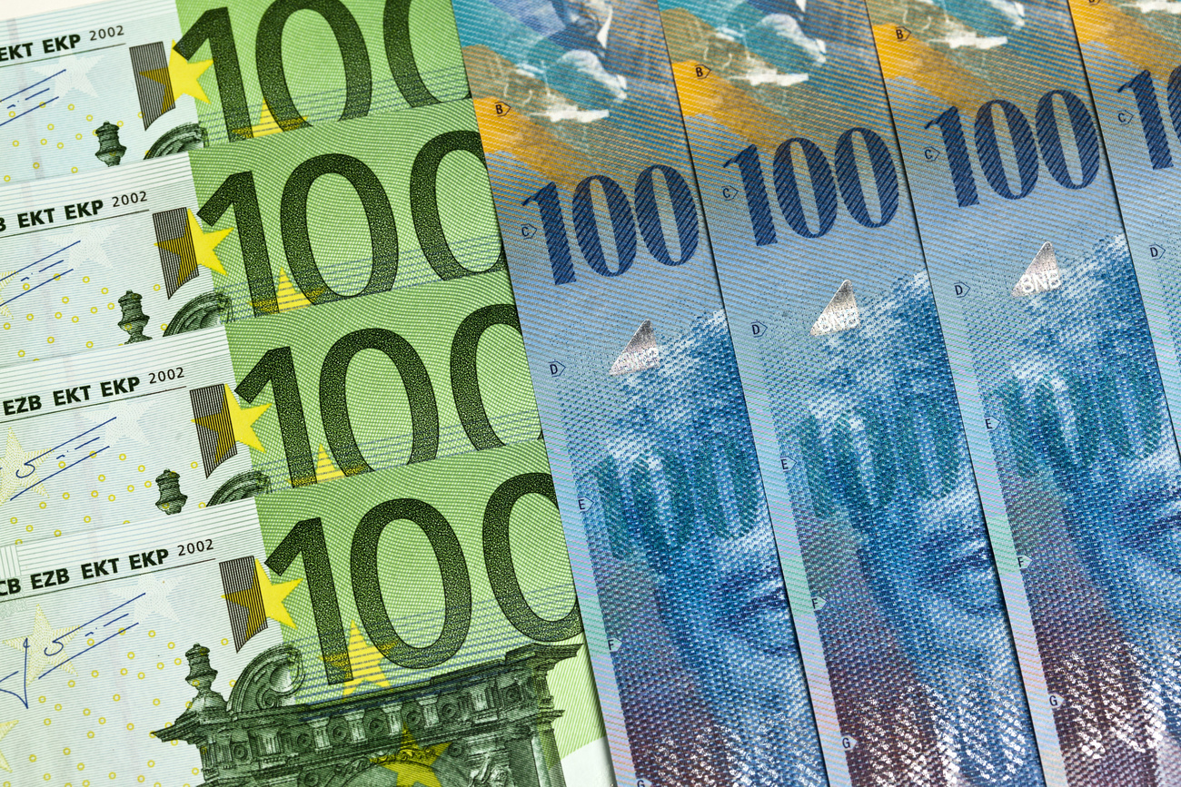 Banknoten zu 100 Euro und 100 Schweizer Franken