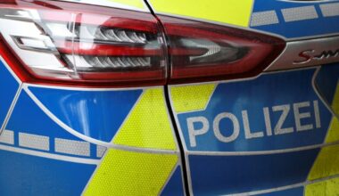 In Brandenburg ist ein dreijähriges Kind von einem Auto überrollt und dabei getötet worden. Der Wagen stieß in Naugarten im Landkreis Uckermark mit dem Mädchen zusammen, wie die Polizei in Frankfurt an der Oder mitteilte. (INA FASSBENDER)