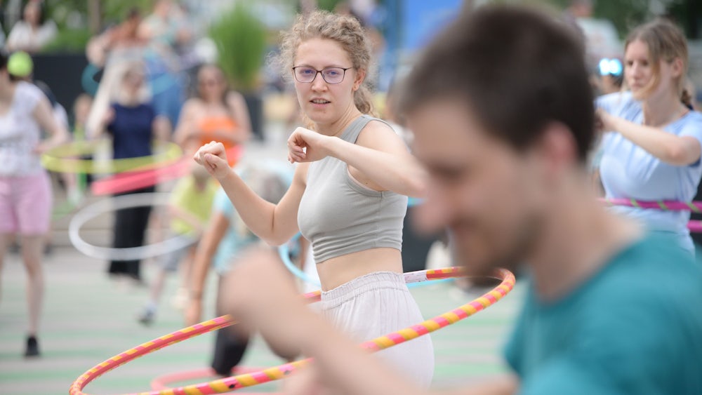 Verena Trollmann probiert im HP8 das Tanzen mit Hula-Hoop-Reifen aus.