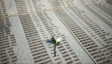 Tausende versammeln sich anlässlich des 30. Jahrestages des Völkermordes in Srebrenica