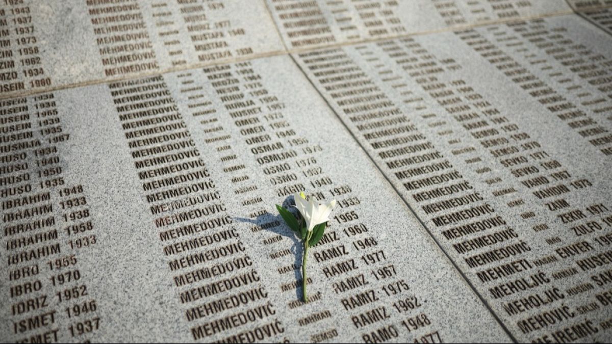 Tausende versammeln sich anlässlich des 30. Jahrestages des Völkermordes in Srebrenica