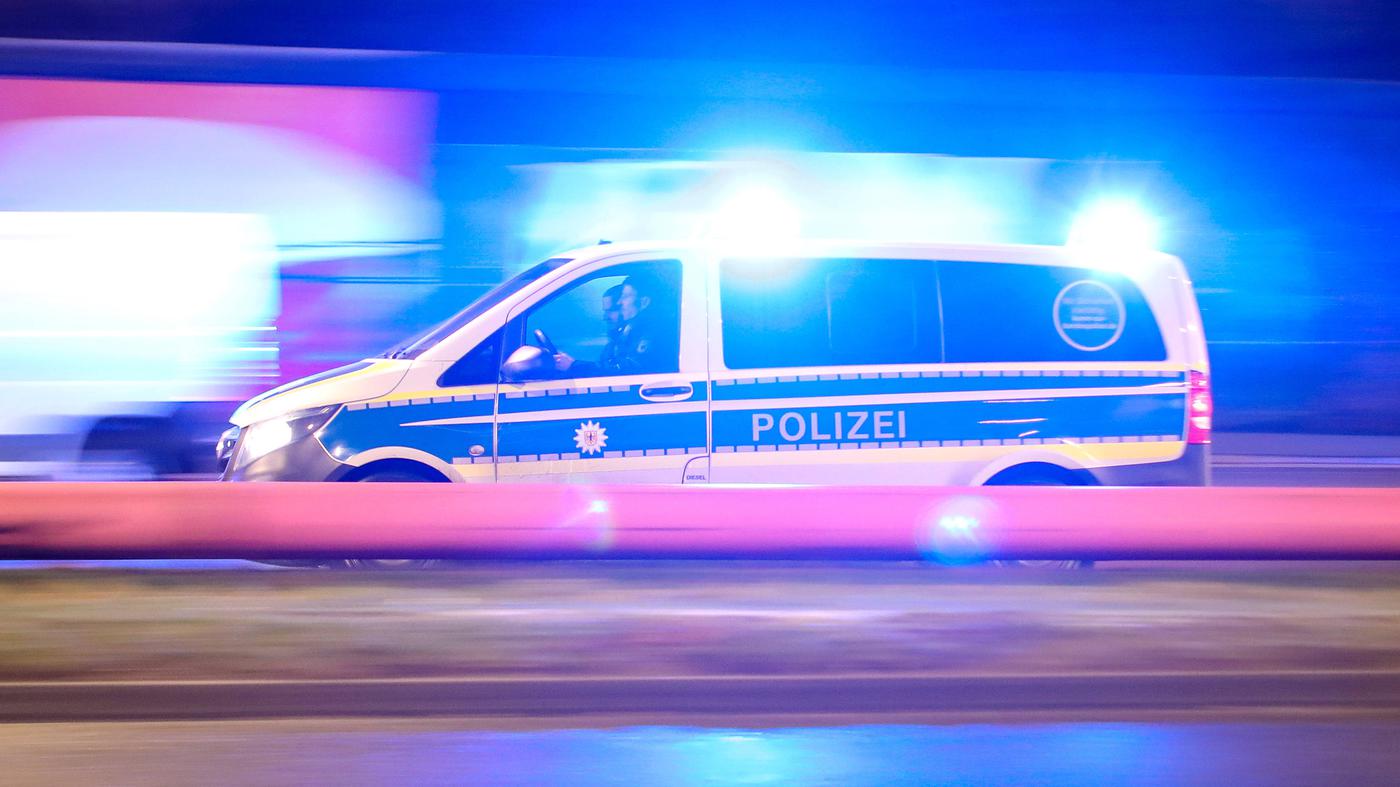 Vierköpfige Gruppe beleidigt und verletzt Paar und Zeugin