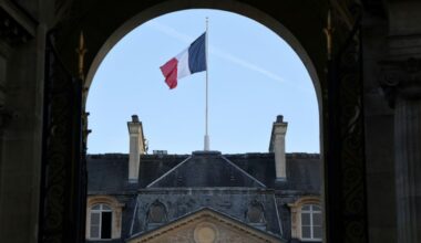 Französische Fahne über dem Elysée-Palast