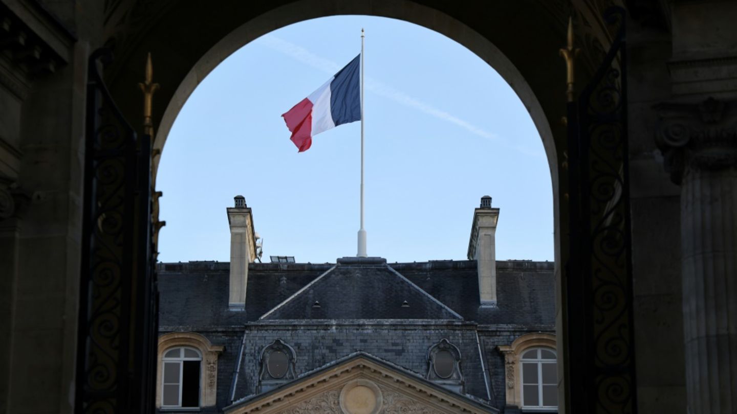 Französische Fahne über dem Elysée-Palast