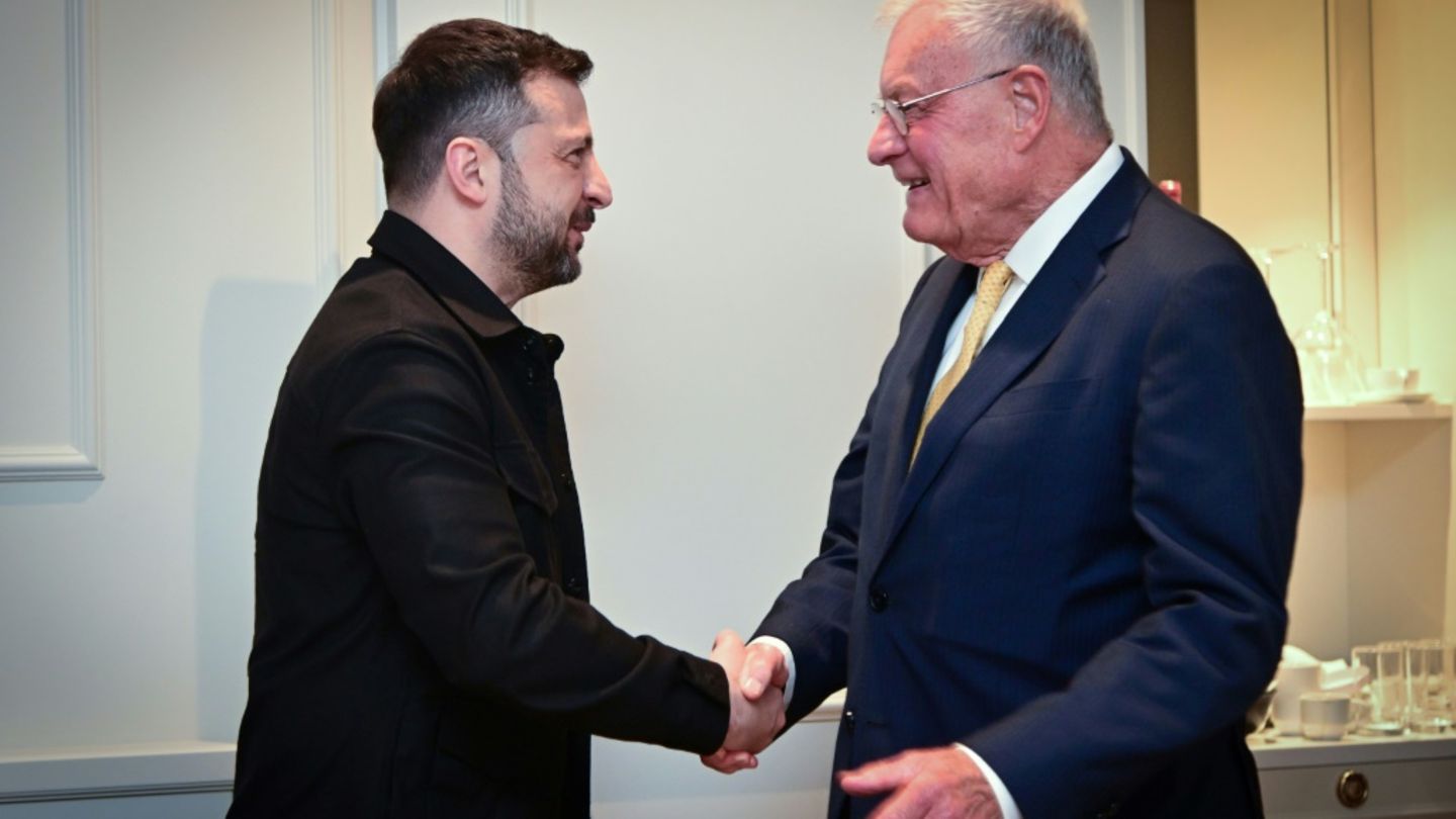 Kellogg (r.) mit Selenskyj am Mittwoch in Rom