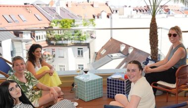 Schwimmbadflair und Sundowner: Neue Rooftop-Bar eröffnet in München