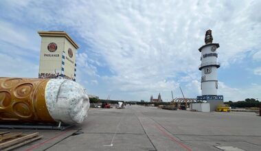 Wiesn-Aufbau schreitet voran: Das erste Festzelt nimmt schon Gestalt an