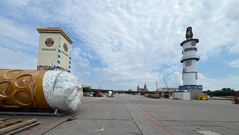 Wiesn-Aufbau schreitet voran: Das erste Festzelt nimmt schon Gestalt an