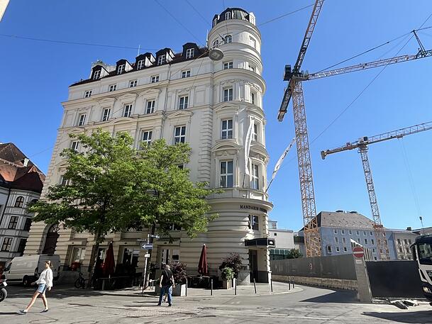 Gegenüber, wo die Kräne stehen, sollte das Luxushotel ursprünglich mal erweitert werden.