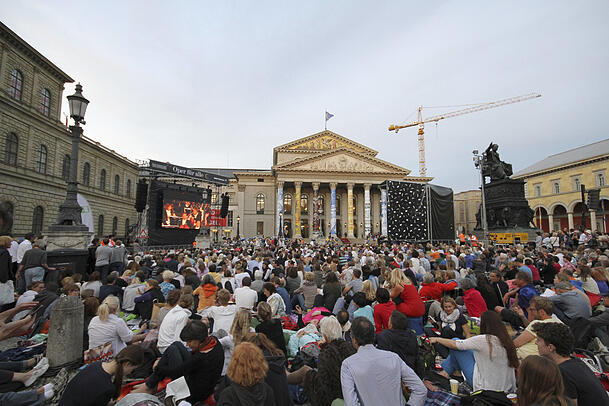 Normalerweise findet die Übertragung aus dem Nationaltheater auf dem Max-Joseph-Platz statt. Diesmal wurde sie wegen der Baumaßnahmen auf dem Platz auf den Marstallplatz hinter der Oper verlegt, wo auch schon Konzerte dieses Formats stattfanden,