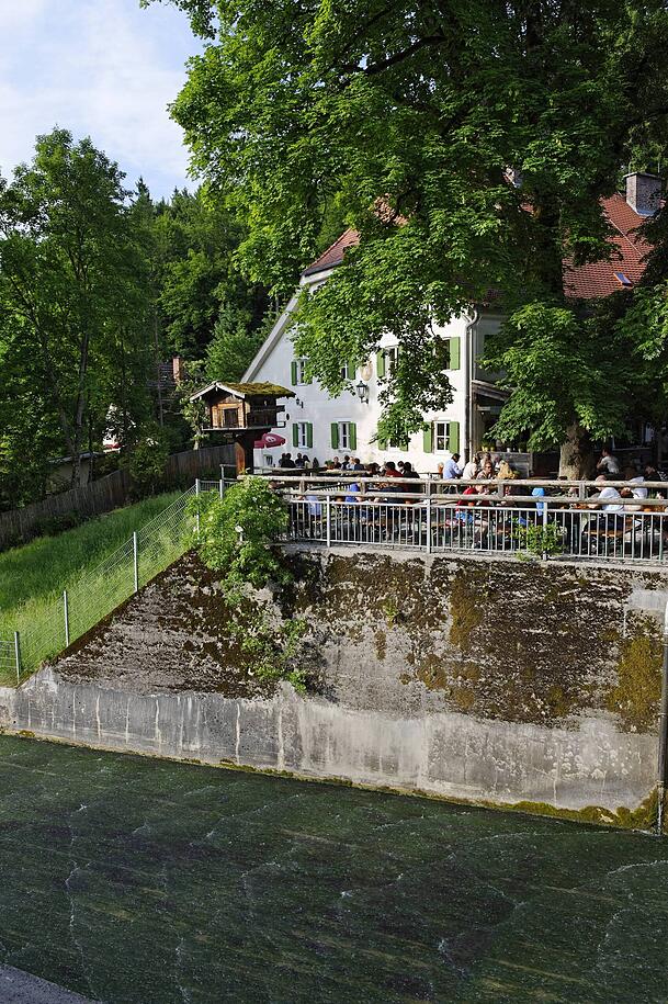 Das Gasthaus zur Mühle liegt direkt an der Floßrutschn.