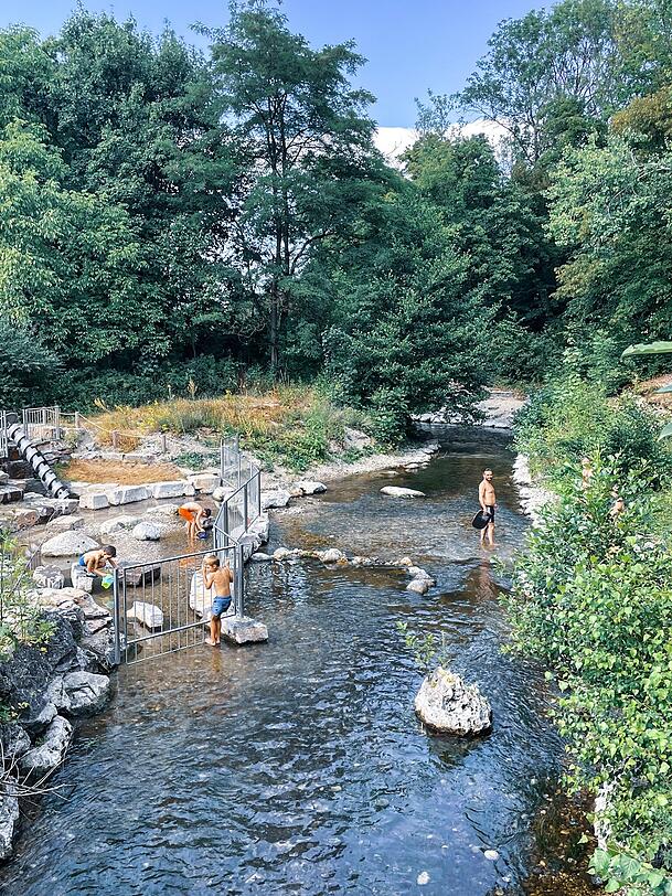 Der eingezäunte Wasserspielplatz an der Würm.