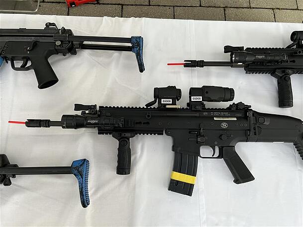 Vor allem sogenannten Mitteldistanzwaffen kommen bei der Polizei sehr selten zum Einsatz. Doch müssen die Beamten für den Ernstfall ein Gefühl dafür bekommen. Deswegen werden die Einheiten damit regelmäßig geschult. Auch das übernimmt die Polizeiinspektion Sonderdienste.