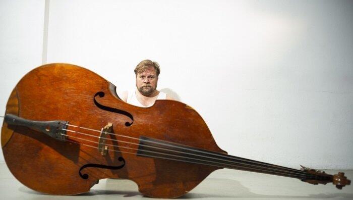 Klassiker: Michael Grimm als Kontrabassist in Patrick Süskinds „Der Kontrabass“ im Hofspielhaus.
