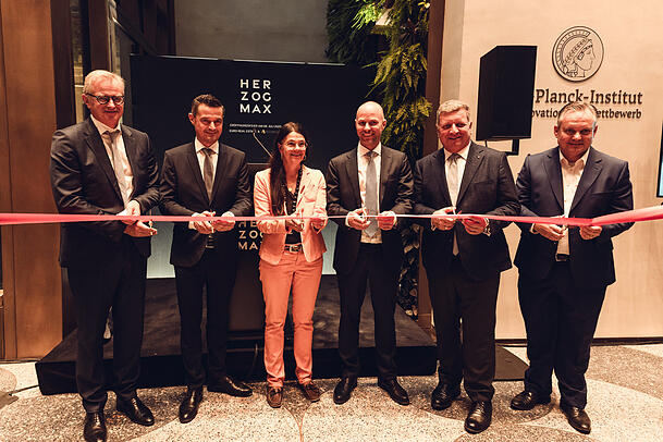 Das Gebäude wird eingeweiht (v. l.) Günter Koller (Wilhelm von Finck Hauptverwaltung), Ralf Peter (Euro Real Estate), Stadtbaurätin Elisabeth Merk, Stefan Schillinger (Geschäftsführer Accumulata), Bauminister Christian Bernreiter, Wirtschaftsreferent Christian Scharpf.