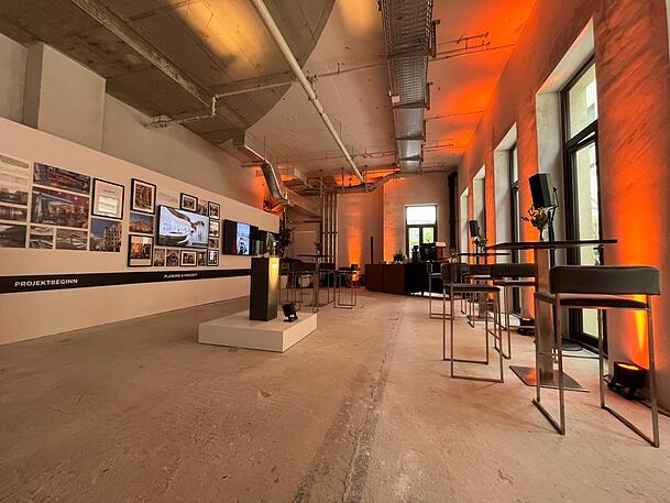 Foyer im Herzog Max: Eine kleine Ausstellung dokumentiert zur Eröffnungsfeier die Geschichte des Hauses und die Bauphasen.