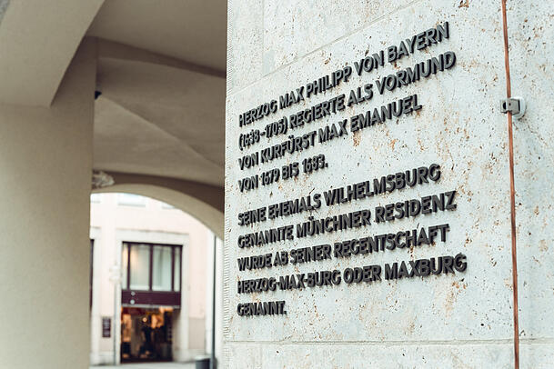 Der Namensgeber ist Herzog Max Philipp von Bayern (1638-1705). Das Haus Wittelsbach gab sein Einverständnis.