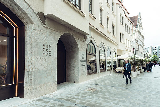 Auch die Herzog-Max-Straße ist wie neu. Die Wand vom Oberpollinger gegenüber soll noch begrünt werden.