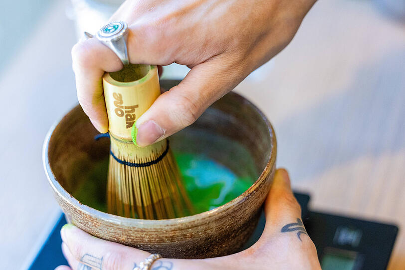 Das Matcha-Pulver wird meistens mit einem Bambus-Besen (Chasen) aufgeschäumt.