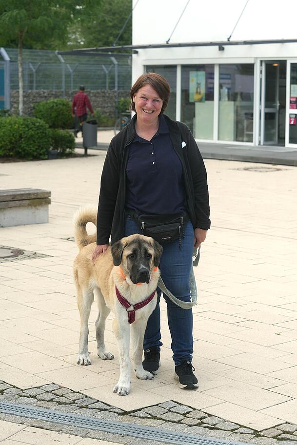 Auch er sucht ein Zuhause: Kangal-Hirtenhund Panda mit Tierheimleiterin Eva-Maria Natzer.