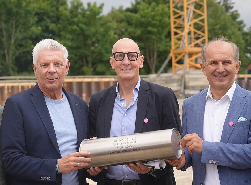 Wolfgang Bogner, Chef der Immobiliengruppe Eckpfeiler (r.), mit Architekt Maximilian Maier und OB Dieter Reiter (l.).
