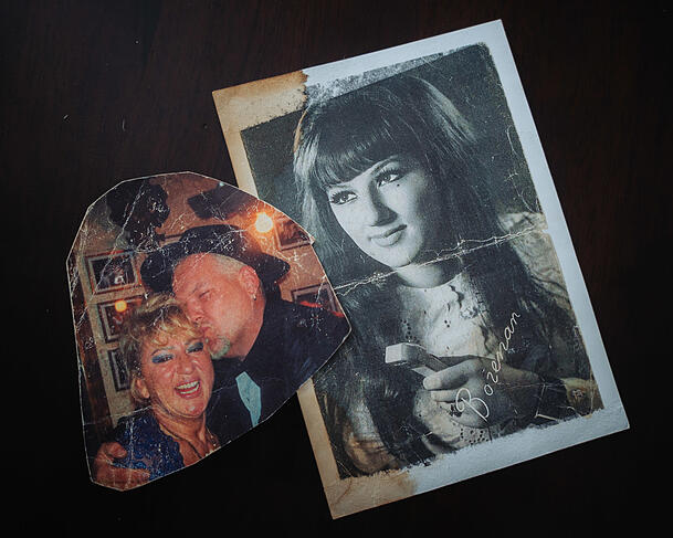 In jungen Jahren als Discjockey mit einem Mikrofon in der Hand.