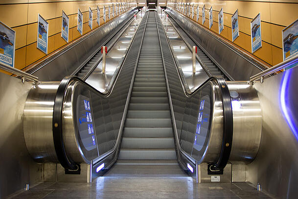 Die längste Rolltreppe in Bayern, mit einer Länge von 56,7 Metern und 247 Stufen, findet sich am U-Bahnhof Karlsplatz (Stachus). Die verbindet den Bahnsteig der U-Bahn-Linien U$ und U5 mit dem Sperrengeschoss in Richtung Lenbachplatz.