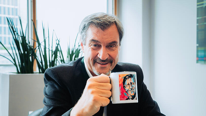 Markus Söder hat für das Gespräch mit der AZ eine Monaco-Franze-Tasse ausgesucht.