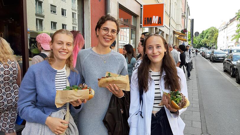 Lena (v.l.), Mia und Emilie waren die ersten Kundinnen. Ihnen schmeckt der Ein-Euro-Döner.