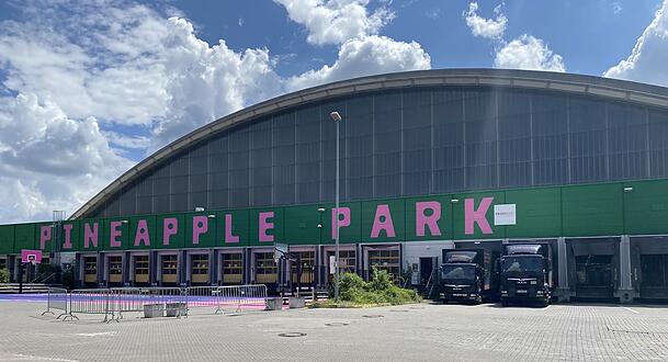 Weil sie von oben aussieht wie eine aufgeschnittene Ananas, hat Michi Kern die Paketposthalle in Pineapple Park umbenannt.