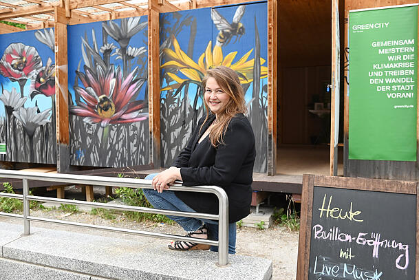 Die Künstlerin Cassie Tumlinson hat das Wandbild am Grünen Quirin zum Thema Artenvielfalt gestaltet.