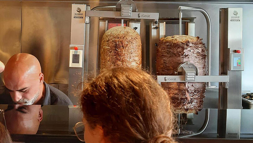 Das Fleisch wird nicht mehr per Hand, sondern von einer Maschine automatisch vom Drehspieß abgeschnitten.