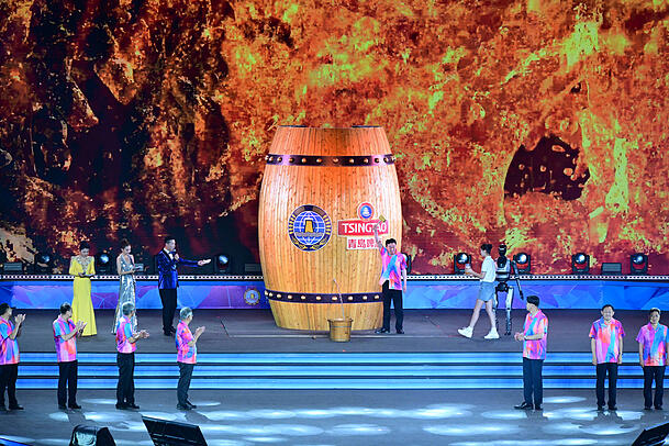 Beim Bier-Festival in Qingdao darf auch schon mal ein Besucher das große Fass anstechen.