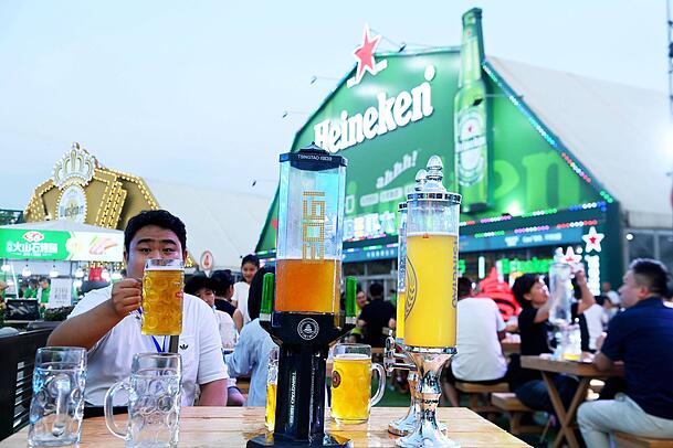 Mehr als 2300 verschiedene Biersorten werden beim Bier-Festival in Qingdao ausgeschenkt, darunter auch Heineken.