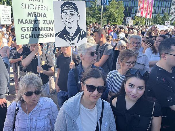 Viele Menschen haben sich am Dienstagabend versammelt, um der Opfer zu Gedenken
