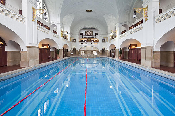 Die große Schwimmhalle im Müller'schen Volksbad.